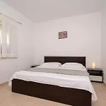 Gorgeous Apartment In Karbuni With Wifi Prizba