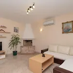 Gorgeous Apartment In Karbuni With Wifi * Prizba