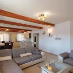 Gorgeous Apartment In Karbuni With Wifi Prizba