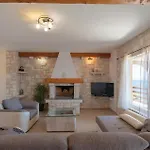 Apartment Gorgeous Apartment In Karbuni With Wifi *