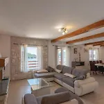 Gorgeous Apartment In Karbuni With Wifi * Prizba