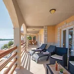 Gorgeous Apartment In Karbuni With Wifi Prizba