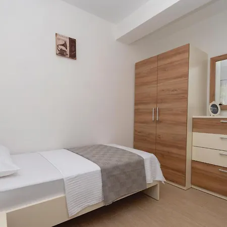 Gorgeous In Karbuni With Wifi Апартаменты Brnistrova