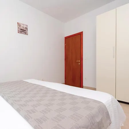 Апартаменты Gorgeous In Karbuni With Wifi