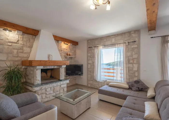 Apartament Gorgeous In Karbuni With Wifi Brnistrova