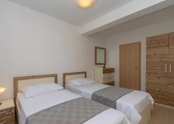 Apartament Gorgeous In Karbuni With Wifi