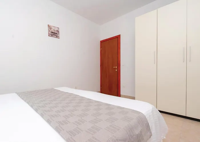 Apartament Gorgeous In Karbuni With Wifi