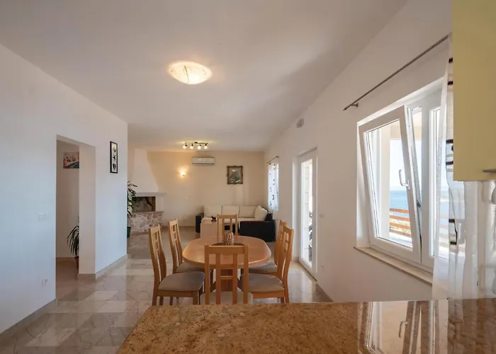 Gorgeous In Karbuni With Wifi Apartament *