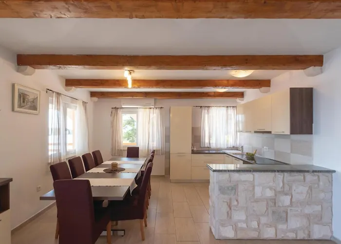 Gorgeous In Karbuni With Wifi Apartament *