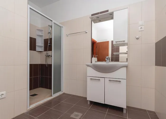 Gorgeous In Karbuni With Wifi Apartament *