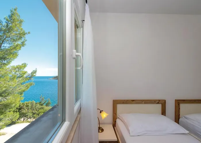 Gorgeous In Karbuni With Wifi Apartament