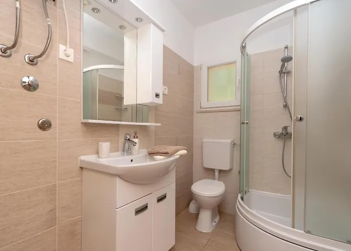 Gorgeous In Karbuni With Wifi Apartament *
