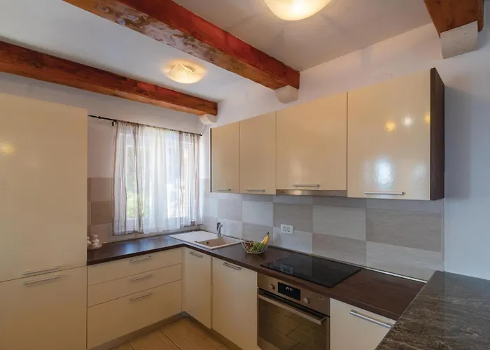 Gorgeous In Karbuni With Wifi Apartament