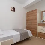 Gorgeous Apartment In Karbuni With Wifi Apartment Prizba