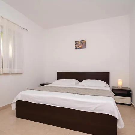 Gorgeous Apartment In Karbuni With Wifi Prizba