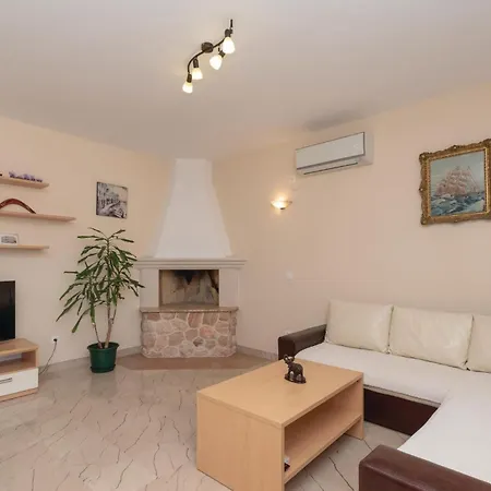 Gorgeous Apartment In Karbuni With Wifi * Prizba