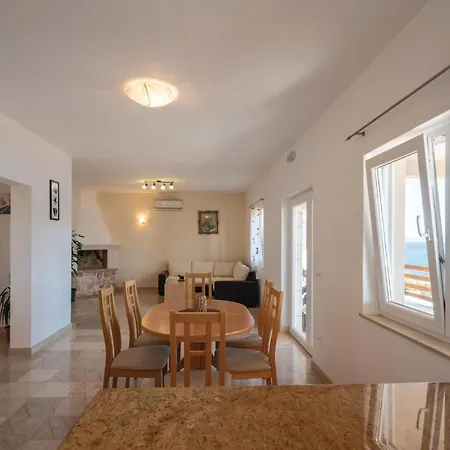 Gorgeous Apartment In Karbuni With Wifi Apartment *