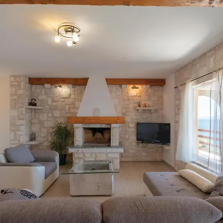 Apartment Gorgeous Apartment In Karbuni With Wifi *