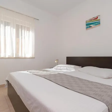 Gorgeous Apartment In Karbuni With Wifi