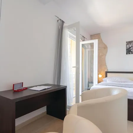 Gorgeous Apartment In Karbuni With Wifi * Prizba